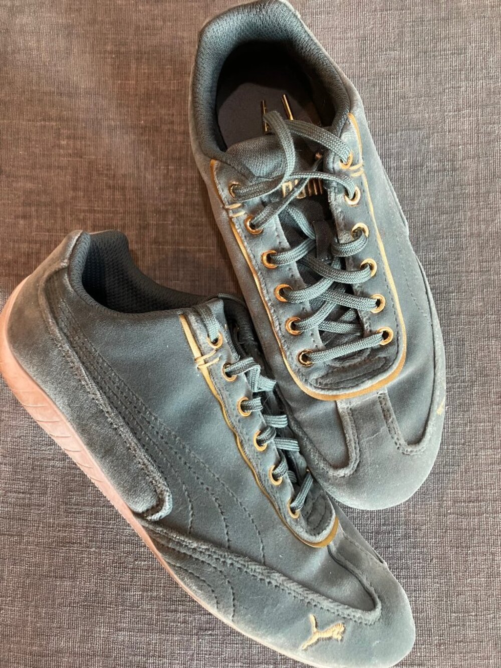 PUMA Womens 8 Green Velvet Sneakers Gold Accents Retro Low Top Casual Shoes